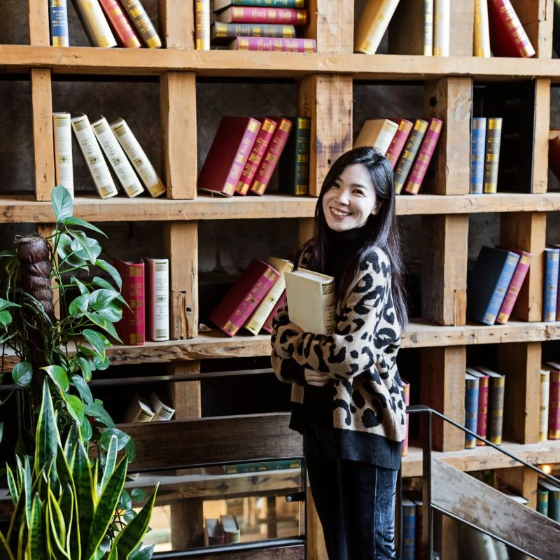 Make bookshelves with wooden pallets